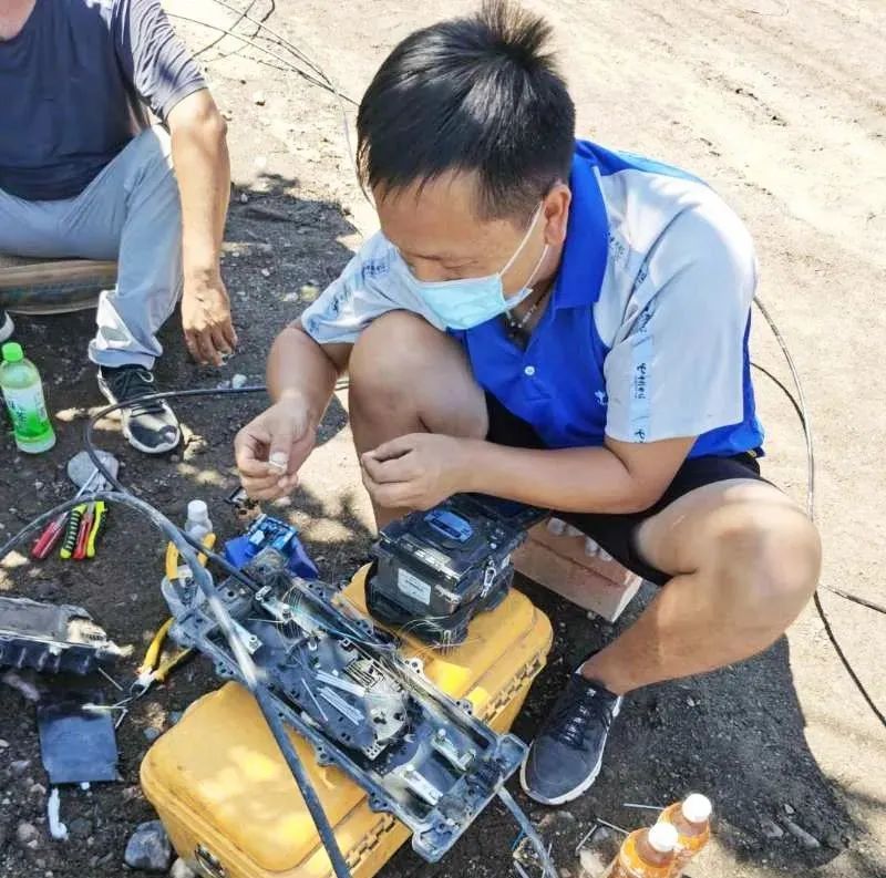 信號守護者 酷暑嚴寒中，電信人打通通訊“最后一公里”